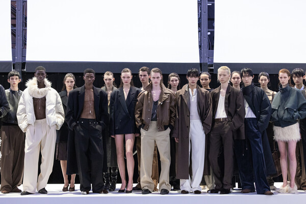 ▲지난 18일(현지 시간), 프랑스 파리 ‘게테 리릭(La Gaîté Lyrique)’에서 진행한 시스템·시스템옴므 2024년 가을·겨울(F·W) 시즌 단독 프레젠테이션 피날레 모습. ⓒ현대백화점그룹