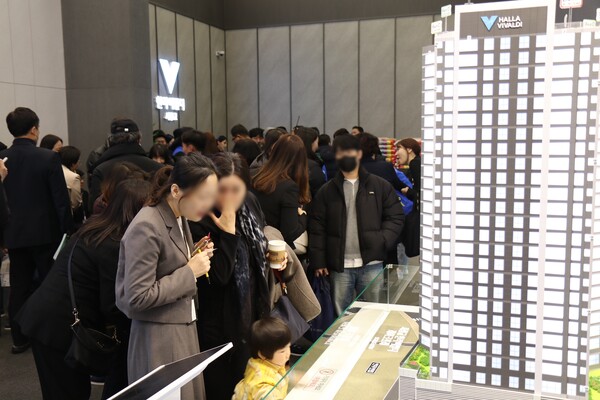 ▲서광교 한라비발디 레이크포레 견본주택에 인파가 몰렸다. ⓒ연무동복합개발