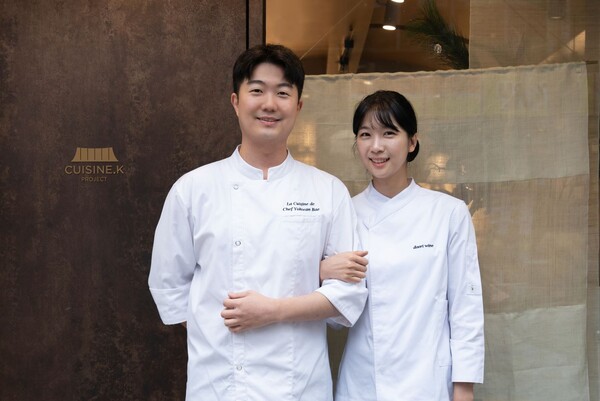 ▲서울 강남구 소재의 ‘퀴진케이 팝업 레스토랑’을 네 번째로 운영하는 ‘DOORI’팀. 배요환 셰프(사진 왼쪽)와 이효재 매니저. ⓒCJ제일제당