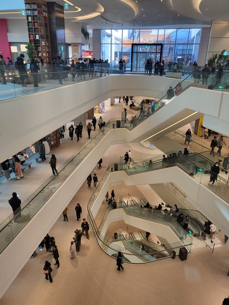 ▲24일 스타필드 수원 프리 오픈에 찾은 방문객 모습. ⓒ최나리 기자