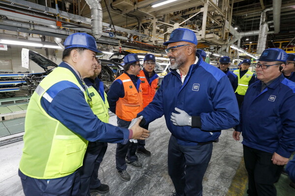 ▲지난 24일 제럴드 존슨 GM 글로벌 생산 부문 총괄부사장(가운데)이 GM 한국사업장 임직원들의 노고를 치하하고 있다. ⓒ한국지엠