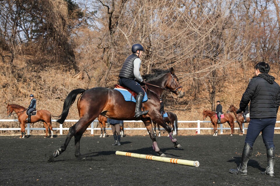 ▲말산업 교육에 나서는 한국마사회 승마 관계자들. ⓒ한국마사회