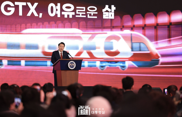 ▲윤석열 대통령이 지난 25일 의정부시청 다목적체육관에서 열린 수도권광역급행철도(GTX) C노선 착공 기념식에 참석한 모습. ⓒ대통령실