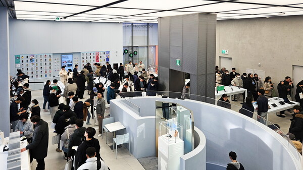 ▲'갤럭시 S24 시리즈' 사전 개통을 위해 서울시 서초구 '삼성 강남'을 방문한 예약자 대기 행렬. ⓒ삼성전자