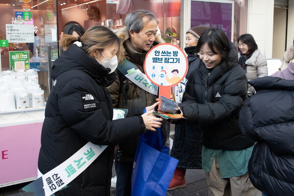 ▲한국가스공사 직원들이 지난 26일 서울 명동 일대에서 ‘겨울철 에너지 절약 거리 캠페인’을 진행하고 있다. ⓒ한국가스공사