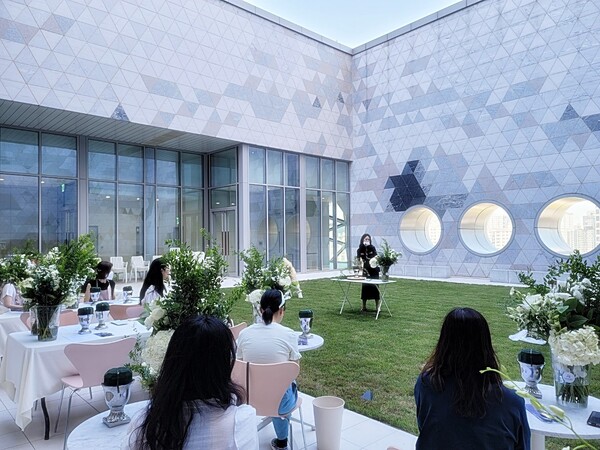 ▲갤러리아 광교 12층 테라스 가든에서 플라워 클래스에 참여중인 고객들의 모습. ⓒ갤러리아