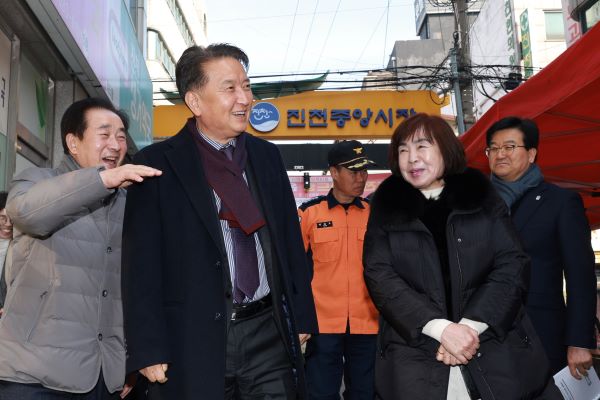 ▲김영환 지사(왼쪽 두번째)가 지난 30일 중앙시장을 방문했다 ⓒ충북도