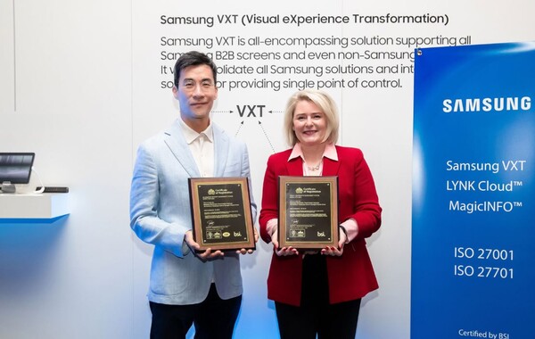 ▲이양우 삼성전자 영상디스플레이사업부 부사장(왼쪽)과 데너리스 레클루제 '영국왕실표준협회' 매니징 디렉터가 '개인정보 경영시스템인증'·'정보보호 경영시스템 인증' 상패 전달식에서 사진을 찍고 있다.ⓒ삼성전자