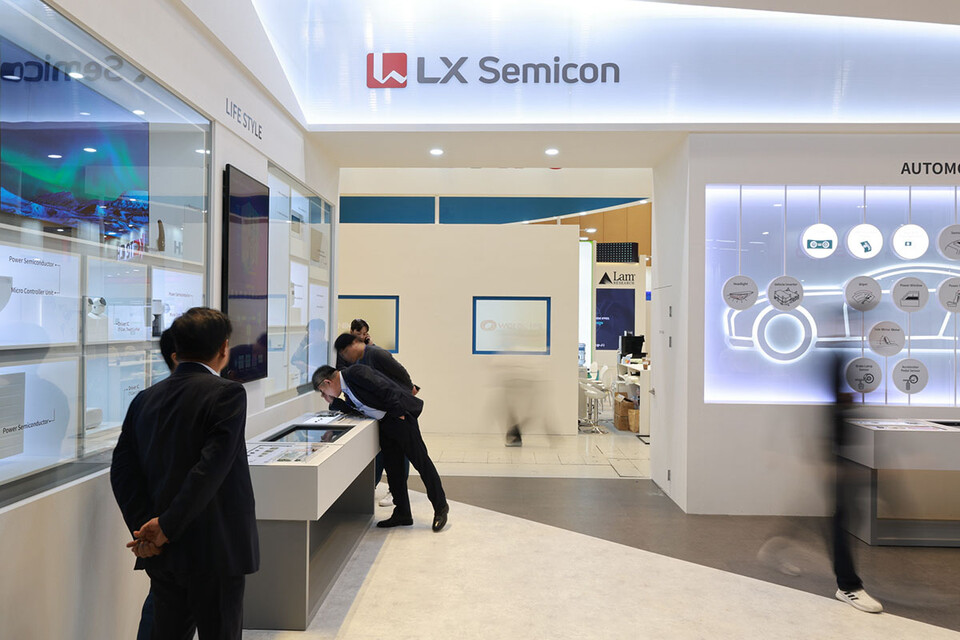 ▲LX세미콘이 지난해 10월 25~27일 서울 코엑스에서 열린 ‘반도체 대전(SEDEX) 2023’에 참가해 차량과 가전용 시스템 반도체 등을 선보였다. ⓒLX세미콘
