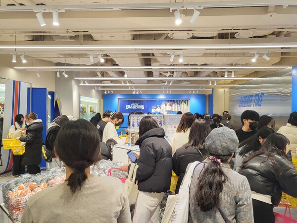 ▲가비지타임 팝업이 오픈과 동시에 굿즈를 고르는 방문객으로 인산인해를 이뤘다. ⓒ최나리 기자