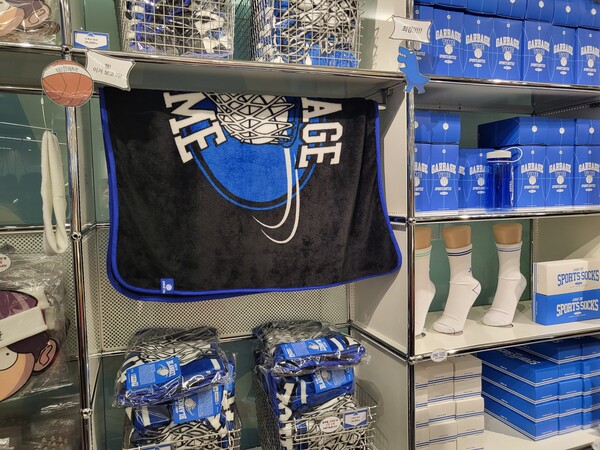 ▲농구 웹툰답게 스포츠용품 굿즈도 다양했다. ⓒ최나리 기자