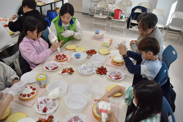 ▲LH 나눔봉사단과 인천지역 임대주택 어린이들이 설명절을 맞아 케이크를 만들고 있다. ⓒLH