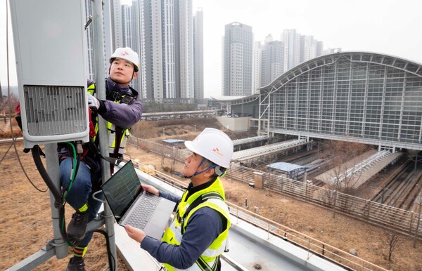 ▲SKT와 SK오앤에스 구성원이 이동통신 품질 관리를 위해 광명역 근방 네트워크 장비를 사전 점검하는 모습. ⓒSK텔레콤