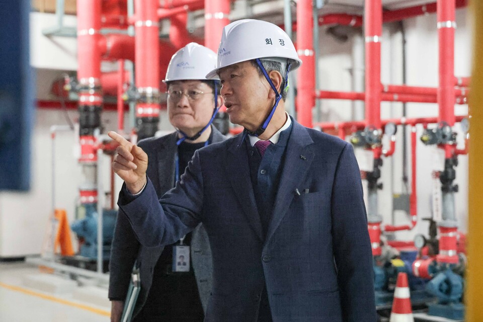 ▲관람대 설비시설 점검하는 정기환 한국마사회장. ⓒ한국마사회