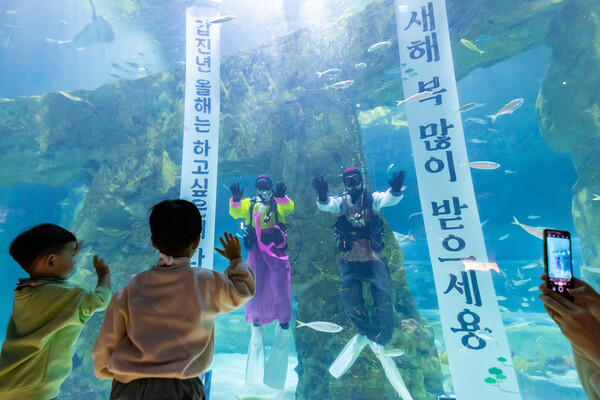 ▲롯데월드 아쿠아리움은 설 연휴를 맞아 한복을 입은 아쿠아리스트들의 새해 인사 수중 퍼포먼스를 진행한다. ⓒ롯데월드