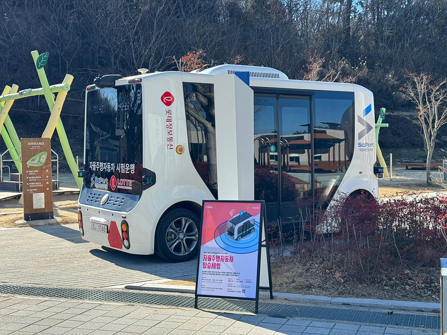 ▲롯데정보통신이 국립부산과학관 관람객의 큰 호응에 힘입어 자율주행·NFT 기술 체험 연계 프로그램을 다음달 3일까지 연장 운영한다. ⓒ롯데정보통신