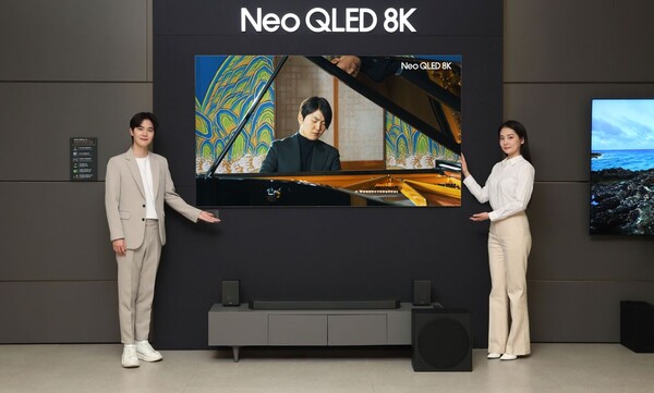 ▲삼성전자 모델이 삼성스토어 대치점에서 Neo QLED 8K TV로 파이니스트 조성진의 8K 라이브 연주 영상을 감상하고 있다. ⓒ삼성전자
