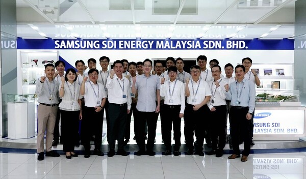 ▲이재용 삼성전자 회장이 말레이시아 스름반 SDI 생산법인에서 현지 근무자들과 기념사진을 찍고 있다. ⓒ삼성전자
