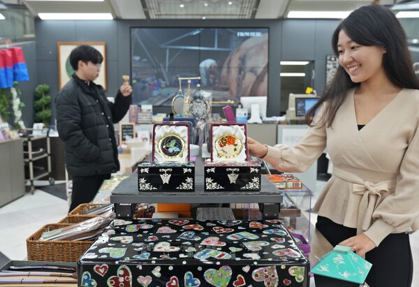 ▲롯데마트 제타플렉스 서울역점 보물 매장에 진열된 김영준 작가의 나전칠기 작품. ⓒ롯데쇼핑