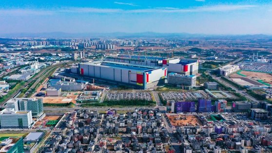 ▲평택 고덕산업단지 내 삼성반도체 공장. ⓒ평택시