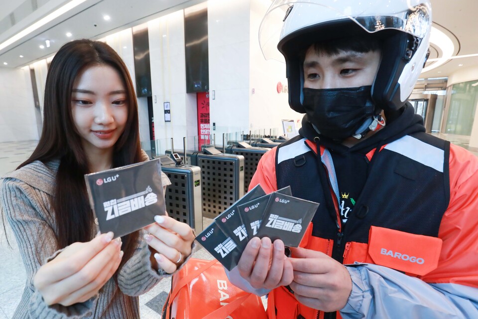 ▲LG유플러스 직원과 바로고 라이더가 ‘지금배송’ 서비스를 소개하고 있다. ⓒLG유플러스