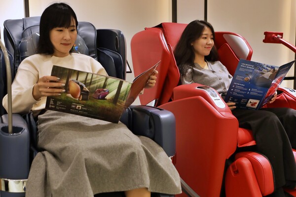 ▲서울 중구 소공동에 위치한 롯데백화점 본점 9층 건강가전 매장에서 안마의자를 체험 중인 모습. ⓒ롯데쇼핑