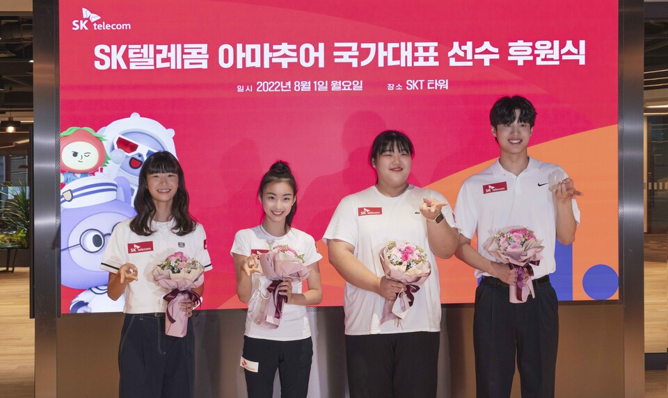 ▲2022년 8월 1일 SKT타워에서 열린 ‘SK텔레콤 국가대표 선수 후원식’에 참석한 아마추어 국가대표 선수들. (왼쪽부터) 조현주(스케이드보드), 손지인(리듬체조), 박혜정(역도), 황선우(수영) 선수. ⓒSK텔레콤