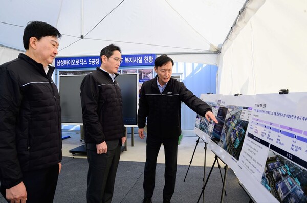 ▲16일 삼성바이오로직스 인천사업장을 찾은 이재용 회장이 5공장 건설 현장에서 관계자 브리핑을 듣고 있다. ⓒ삼성그룹