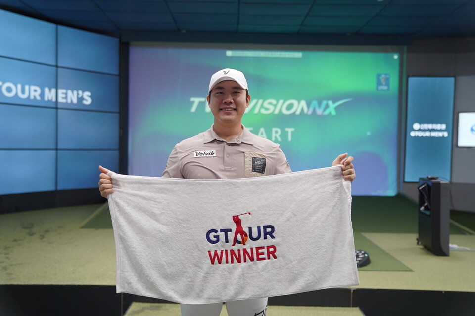 ▲지난 17일 대전 골프존조이마루에서 열린 ‘2024 신한투자증권 GTOUR MEN’S’ 2차 결선 종료 후 대회 현장에서 우승자 김민수 선수가 기념 사진을 촬영하고 있다. ⓒ골프존