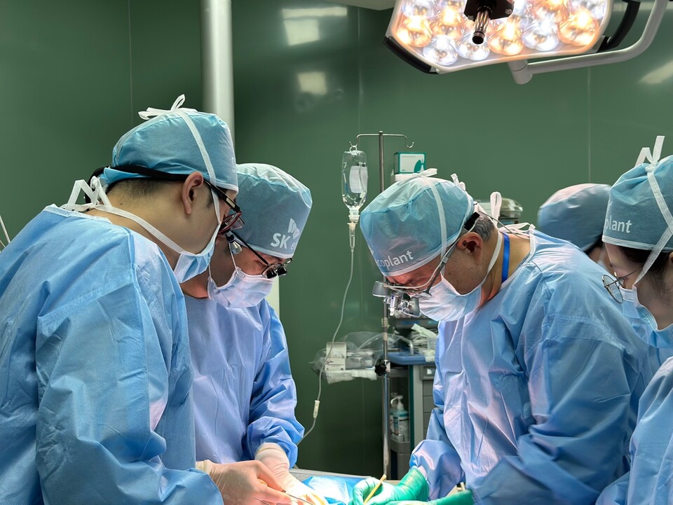 ▲SK가 올해 베트남 꽝응아이에서 진행한 ‘베트남 얼굴기형 어린이 무료수술’ 행사에 참여한 의료진들이 수술을 진행하고 있다. ⓒSK수펙스추구협의회
