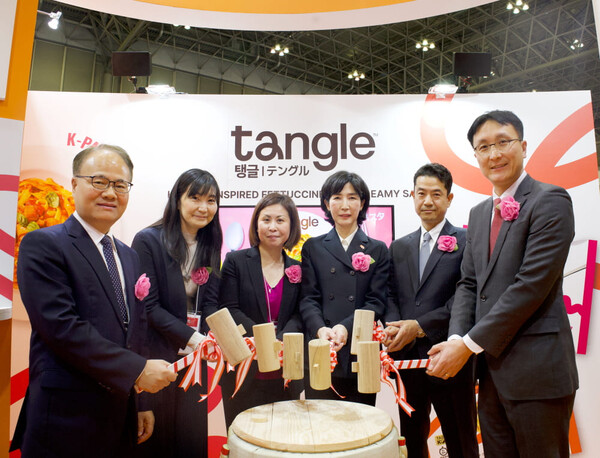 ▲(사진 왼쪽부터)KOTRA 일본지역 김삼식 본부장, AEON리테일(주) 타카키 준코 카페란테 상품부장, ㈜세이유 상품물류본부 야마우치 후미 부장, 삼양라운드스퀘어 김정수 부회장, TOPPAN(주) 니이이미 사토시 생활산업사업본부 패키지 솔루션 사업부 제5영업 본부장, (주)삼양재팬 홍범준 법인장이 삼양라운드스퀘어 SMTS 부스에서 탱글 론칭 세리머니를 하고 있는 모습. ⓒ삼양라운드스퀘어