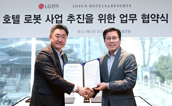 ▲이주희 조선호텔앤리조트 대표(왼쪽)와 장익환 LG전자 BS사업본부장이 최근 서울 중구 소공동 웨스틴 조선 서울 호텔에서 서비스 업무 효율화 및 신성장 동력 확보를 위한 로봇 개발 협약(MOU)을 맺고 사진을 찍고 있다. ⓒLG전자