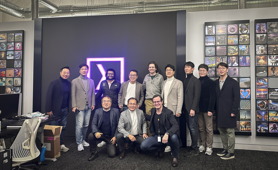 ▲지난 1월 미국 캘리포니아주 산호세에 위치한 람다의 본사에서 유영상 SK텔레콤 사장(뒷줄 왼쪽 네번째)과 람다 창업자 겸 CEO인 스티븐 발라반(뒷줄 왼쪽 다섯번째) 등 양사 주요 관계자들이 협력 방안을 논의한 후 기념 사진을 촬영하고 있다. ⓒSK텔레콤