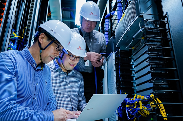 ▲SK브로드밴드 직원들이 IP 통합망을 테스트하고 있다. ⓒSK브로드밴드