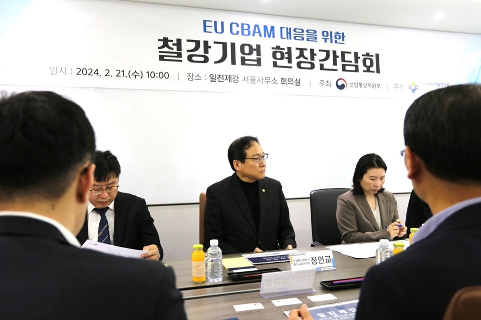 ▲정인교 통상교섭본부장(뒷줄 가운데)이 지난 21일 오전 서울 마포 소재 일진제강 서울사무소를 찾아 ‘EU CBAM 대응을 위한 철강기업 현장간담회’를 진행하고 있다. ⓒ일진그룹