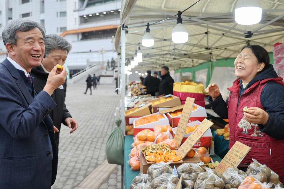 ▲바로마켓을 찾은 정기환 한국마사회장(왼쪽 첫번째). ⓒ한국마사회