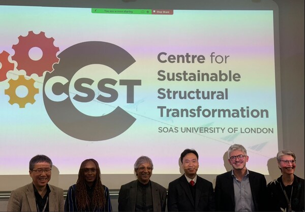 ▲왼쪽부터 장하준 런던대학교 SOAS 교수, 오모볼라 존슨 TLCOM 캐피탈 수석 파트너, 아담 하빌 런던대학교 SOAS 총장, 박성규 HMG경영연구원 상무, 안토니오 안드레오니 런던대학교 SOAS 교수, 엘리사 반 와이언버그 런던대학교 SOAS 경상대 학장이 기념 사진을 찍고 있다. ⓒ현대차그룹