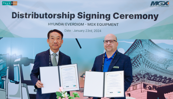 ▲지난 1월 미국 라스베이거스 컨벤션 센터에서 임명진 현대에버다임 대표(사진 왼쪽)가 마크 호프먼 MGX Equipment Services 부사장과 딜러십 계약 체결 후 기념 촬영을 하는 모습. ⓒ현대지에프홀딩스
