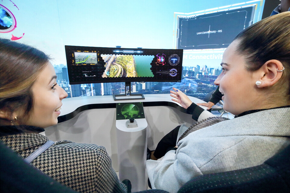 ▲MWC 2024의 KT 전시장을 찾은 관람객들이 UAM 서비스를 체험하고 있다. ⓒKT