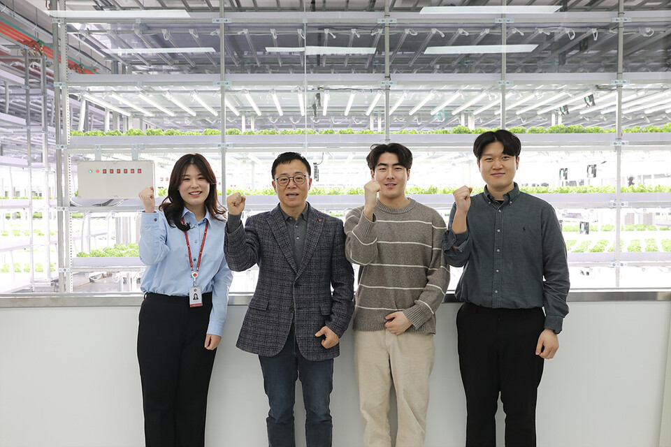 ▲고두영 롯데정보통신 대표이사(왼쪽 두번째)와 ‘도시의 푸른농장’ 담당자들이 쇼룸에서 기념 사진을 찍고 있다. ⓒ롯데정보통신