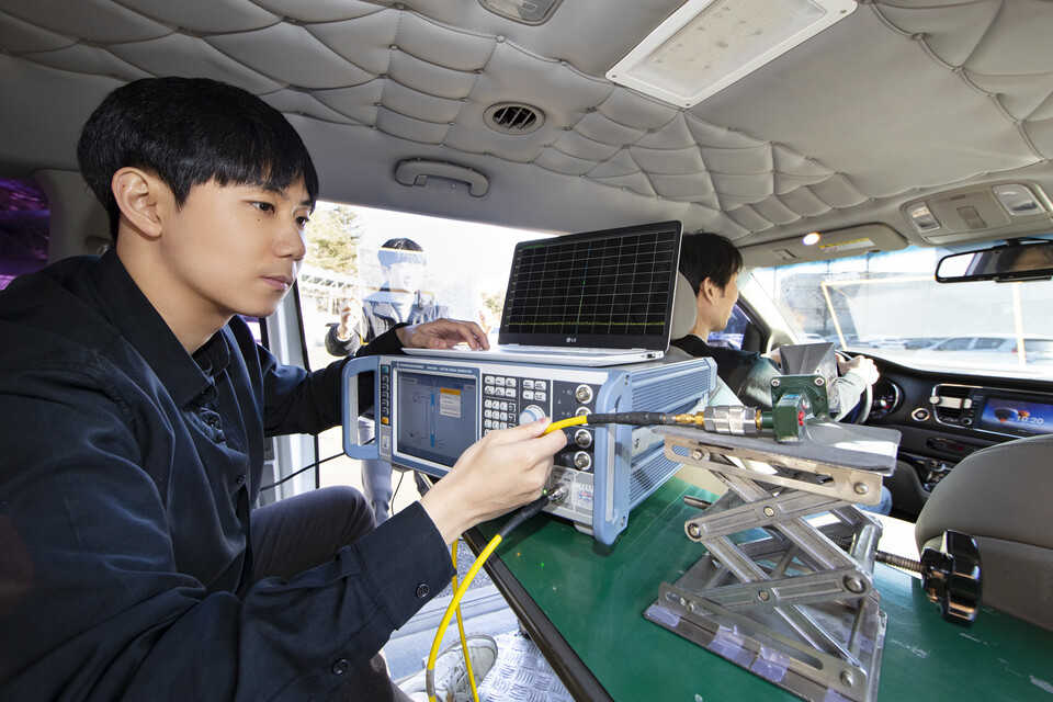 ▲서울 서초구 소재 KT 연구개발센터에서 KT 네트워크 연구원과 서울대학교 연구원이 재구성 가능한 지능형 표면(RIS)의 성능을 공동 검증하고 있다. ⓒKT