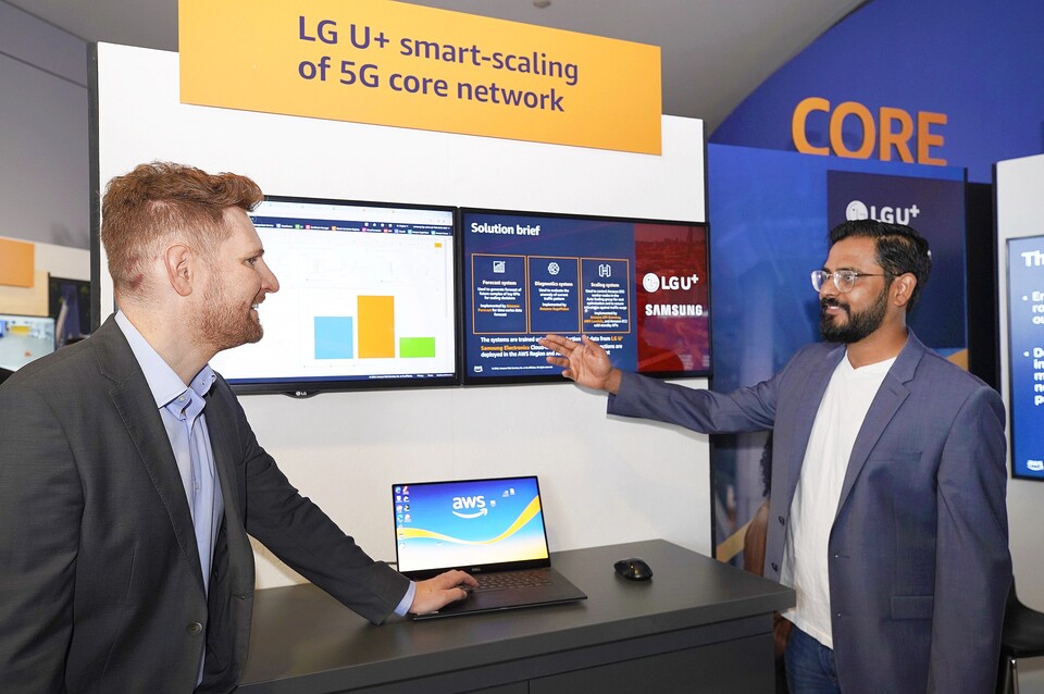 ▲아마존웹서비스(AWS) 엔지니어들이 모바일월드콩그레스(MWC) 2024 전시관에서 자동화 기술을 소개하고 있다. ⓒLG유플러스