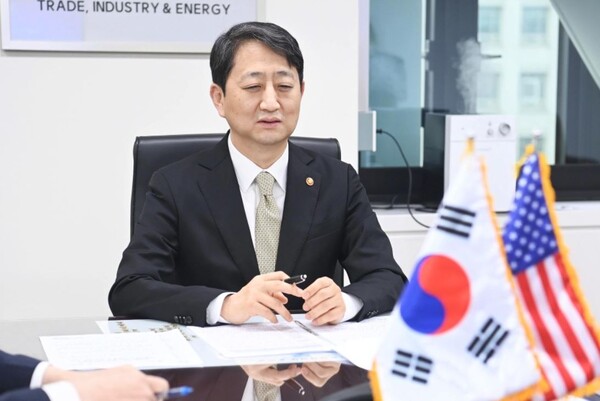 ▲안덕근 산업통상자원부 장관이 27일 미국 상무부 지나 러몬도(Gina Raimondo) 장관과 유선 통화를 하고 있다. ⓒ산업통상자원부