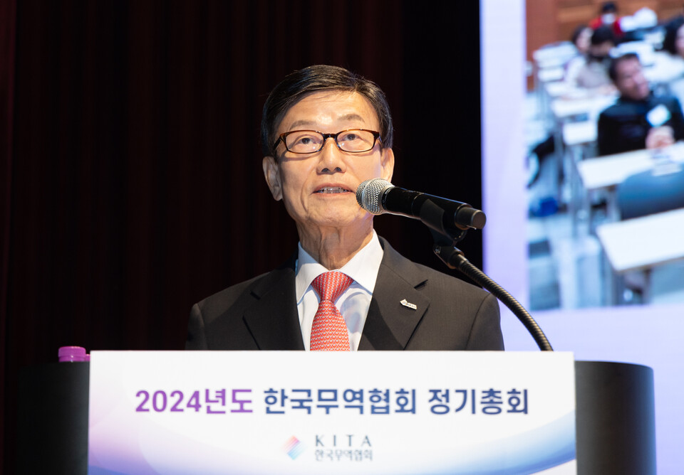 ▲27일 서울 삼성동 코엑스에서 열린 ‘2024년도 한국무역협회 정기총회’에서 윤진식 회장이 취임사를 하고 있다. ⓒ한국무역협회