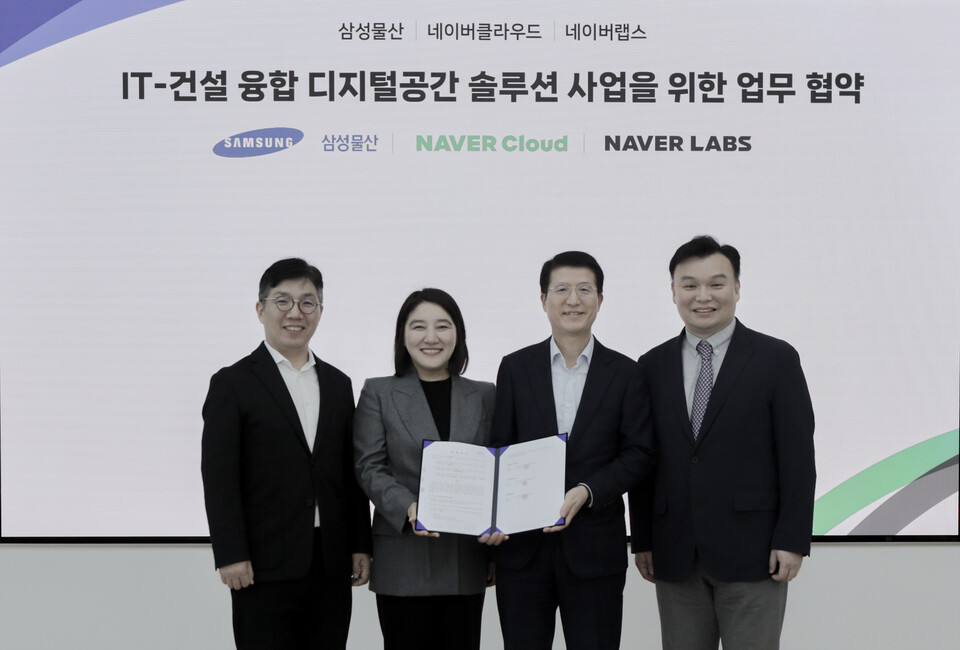 ▲28일 경기 성남시 소재 네이버 1784에서 진행된 팀 네이버-삼성물산 업무협약식에 참석한 (왼쪽부터) 김유원 네이버클라우드 대표, 채선주 네이버 대외·ESG 정책 대표, 오세철 삼성물산 건설부문 대표, 석상옥 네이버랩스 대표. ⓒ네이버