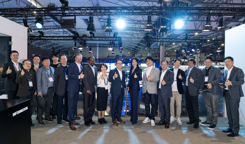 ▲28일(현지시간) 모바일월드콩그레스(MWC) 2024 전시장에서 유영상 SKT 사장(왼쪽 열번째)과 센리 첸(Cenly Chen) 슈퍼마이크로 최고성장책임자(CGO, 왼쪽 열한번째)가 관계자들과 함께 AI 데이터센터(AI DC) 분야 협력을 위한 업무협약 양해각서(MOU) 체결 후 기념 촬영을 하고 있다. ⓒSK텔레콤