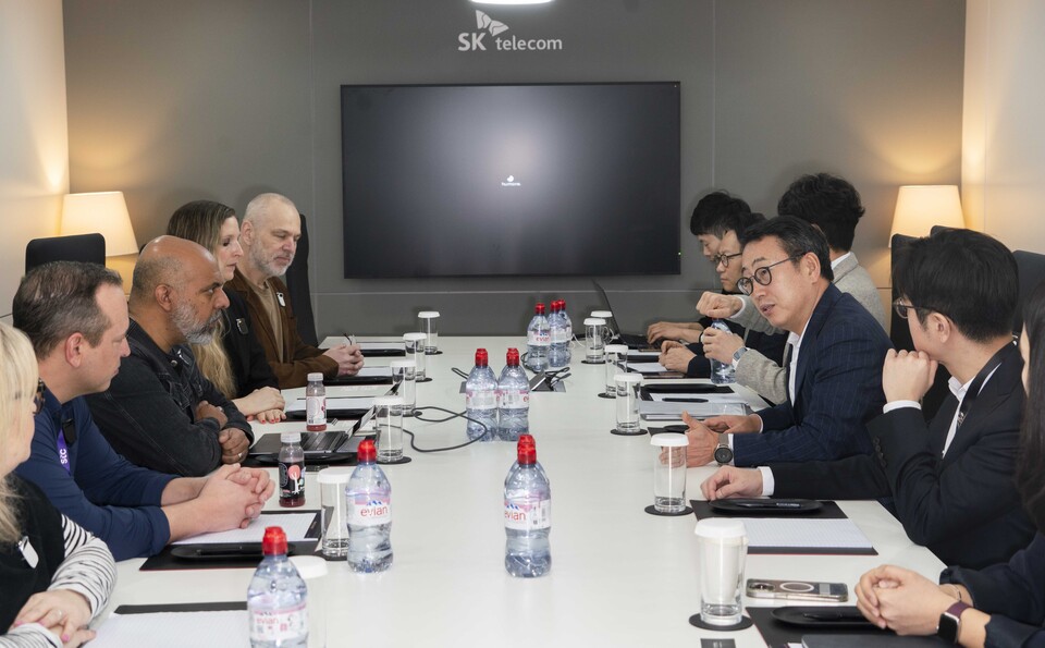 ▲28일(현지시간) MWC 2024 전시장 내 SKT 부스 미팅룸에서 진행된 ‘온디바이스(On-Device) AI 협력을 위한 업무협약(MOU)’ 체결 후 유영상 SKT 사장(오른쪽 가운데)을 포함한 경영진과 휴메인 경영진이 기념 촬영을 하고 있다. ⓒSK텔레콤