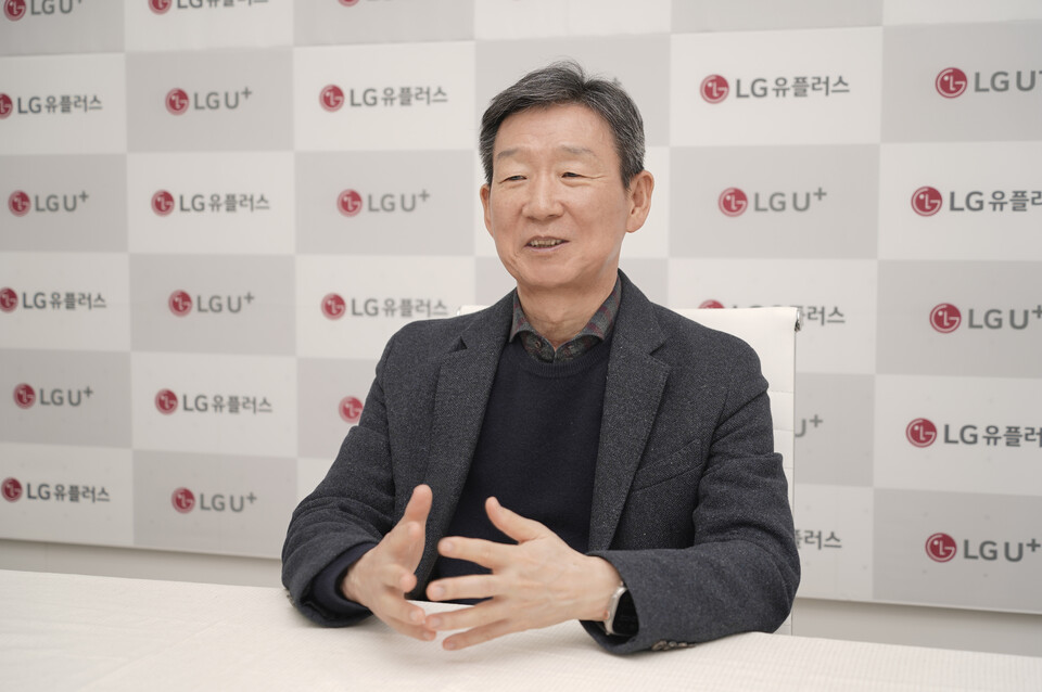 ▲황현식 LG유플러스 최고경영자(CEO)가 지난 28일(현지시간) 오후 3시 스페인 바르셀로나에서 열린 모바일월드콩그레스(MWC) 2024 전시장에서 차담회를 주관하고 기자들의 질문에 답하고 있다. ⓒLG유플러스