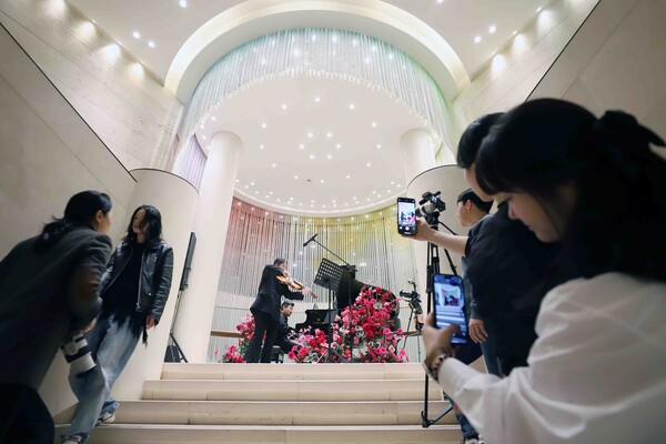 ▲신세계 본점에서 열린 '신세계 스프링 콘서트'에서 바이올리니스트 박예림이 연주하고 있다. ⓒ신세계백화점