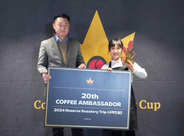 ▲손정현 스타벅스 코리아 대표와 20대 커피대사 고은하 파트너(사진 왼쪽부터). ⓒ스타벅스 코리아